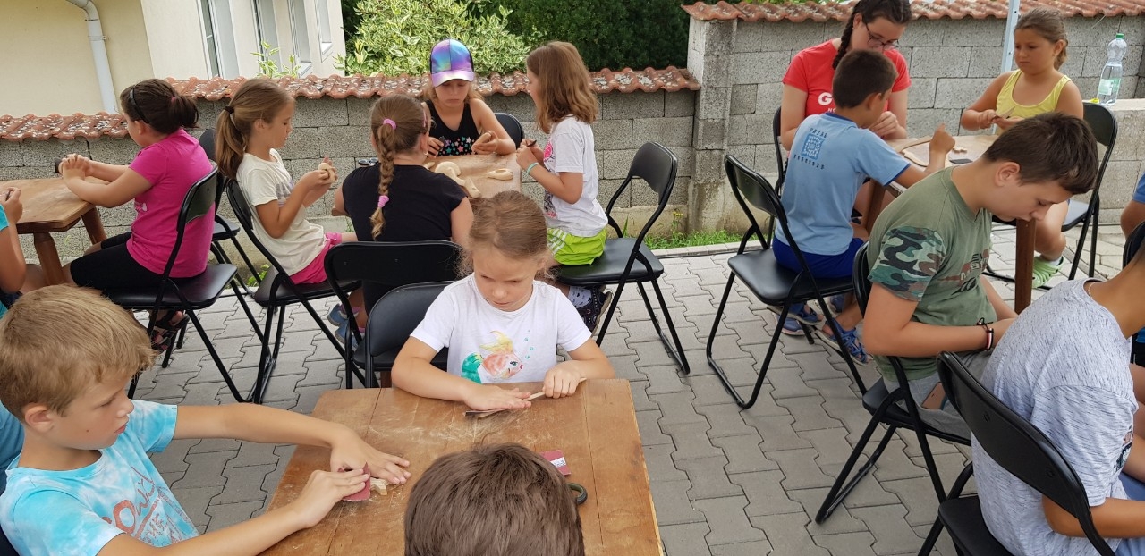 Detský tábor TRI DI ART - 4. deň - Dom remesla - drevorezba a plstenie 